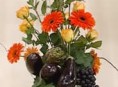 imagen Centro de mesa con flores y vegetales