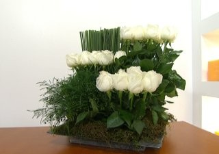centro-de-mesa-con-rosas-blancas-01