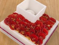 imagen Centro de mesa moderno con fanales y flores