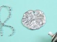 imagen Adornos navideños para el arbolito: hojas de porcelana fria