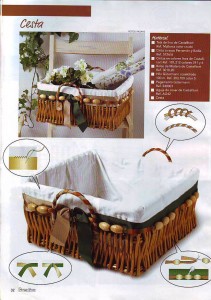 Cesta decorada con abalorios y cintas Cesta decorada con abalorios y cintas