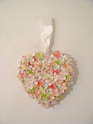 Manualidades de San Valentín corazon de fieltro con flores1