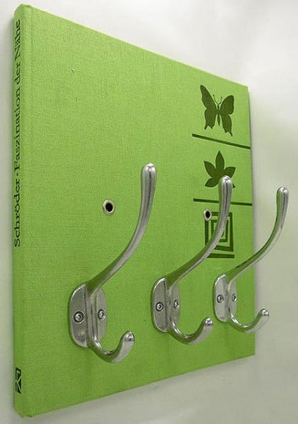 Manualidades de reciclado perchero realizado con un libro