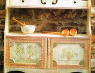 imagen Restaurando un viejo mueble con pintura a mano