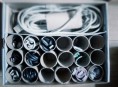 imagen Tubos de papel higiénico para organizar los cables