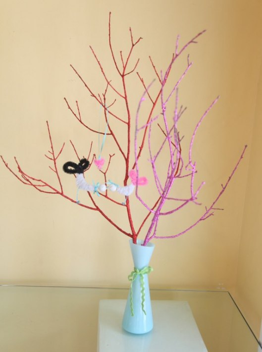 Ramas secas decoradas con brillantinas guÃa de manualidades Ramas secas con flores