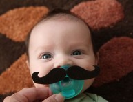 imagen Chupetes de bebé con bigotes de fieltro