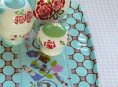 imagen Decoupage sobre una mesa de centro con papel pintado