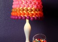 imagen Colorida lámpara de mesa con pelotitas de ping pong