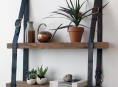 imagen Estantería con materiales reciclados