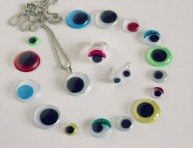 imagen Juego de aros y colgante con ojitos
