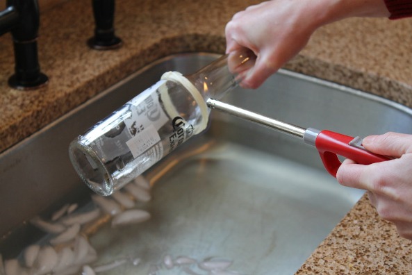 hacer-un-vaso-con-una-botella-de-cerveza-04 Haz un vaso de una botella 4