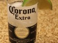imagen Un vaso con una botella de cerveza