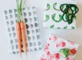 imagen Estampar papel para regalo con hortalizas