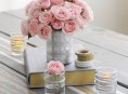 imagen Romántica idea con frascos, latas y cintas de cuero