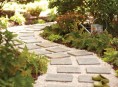 imagen Pavimentar un camino en el jardín