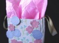 imagen Reciclar una caja de pañuelos para envolver regalos