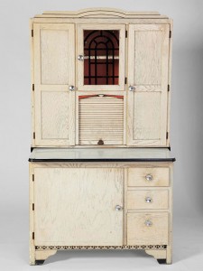 adapta-una-vieja-alacena-para-trabajar-en-tu-jardin-02