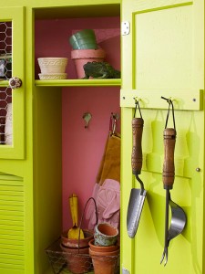 adapta-una-vieja-alacena-para-trabajar-en-tu-jardin-07