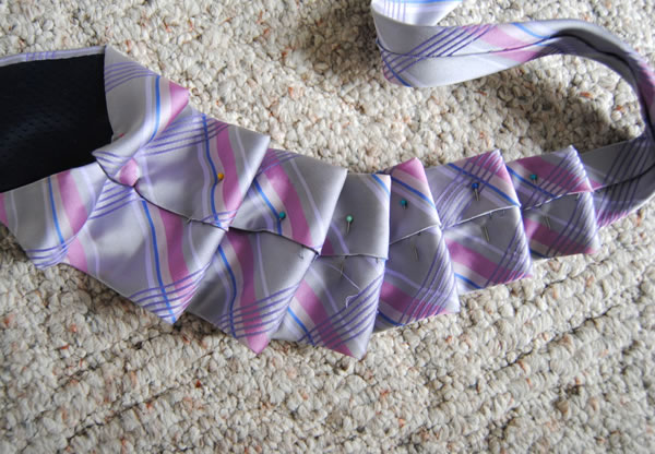 Colgante con corbata 2