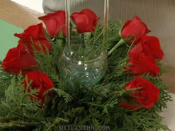 Centro de mesa navideño con flores y velas 3 Centro de mesa navideño con flores y velas 3