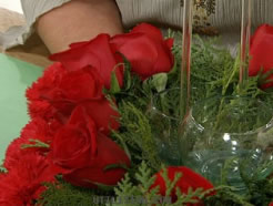 Centro de mesa navideño con flores y velas 4 Centro de mesa navideño con flores y velas 4