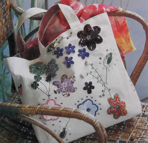 Bolso bordado con lentejuelas, chaquiras y florecitas de velour1 Bolso bordado con lentejuelas, chaquiras y florecitas de velour1