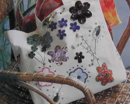 Bolso bordado con lentejuelas, chaquiras y florecitas de velour2