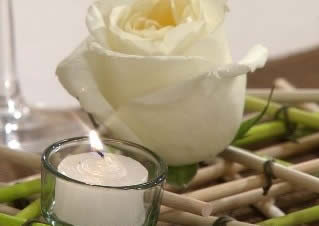 Delicado camino de mesa con madera y flores-2 Delicado camino de mesa con madera y flores-2