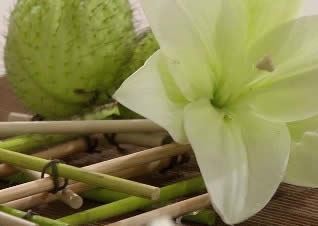 Delicado camino de mesa con madera y flores-3 Delicado camino de mesa con madera y flores-3