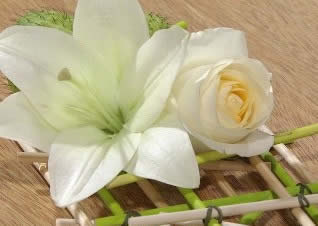 Delicado camino de mesa con madera y flores-8 Delicado camino de mesa con madera y flores-8