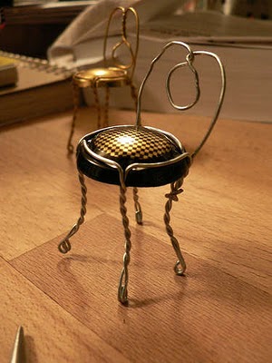 Manualidades de reciclado silla con tapas