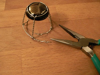 Manualidades de reciclado silla con tapas1