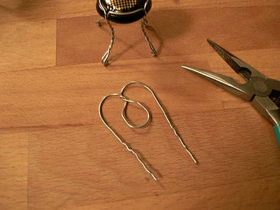 Manualidades de reciclado silla con tapas4