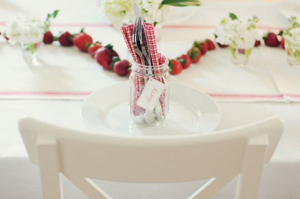Decora tu mesa con fresas, hortensias y frascos reciclados1