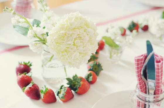 Decora tu mesa con fresas, hortensias y frascos reciclados2