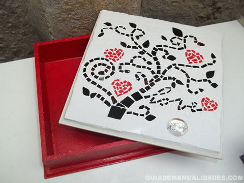 Caja de madera decorada con mosaicos 1 Caja de madera decorada con mosaicos 1