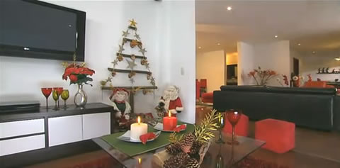 Arbol de navidad con troncos y estrellas de carton