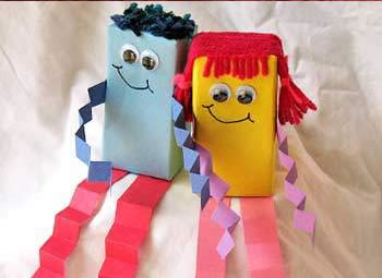 Muñecos hechos con envases de zumos