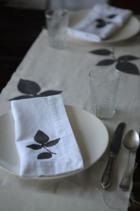 Mantel y servilletas decorados con pintura