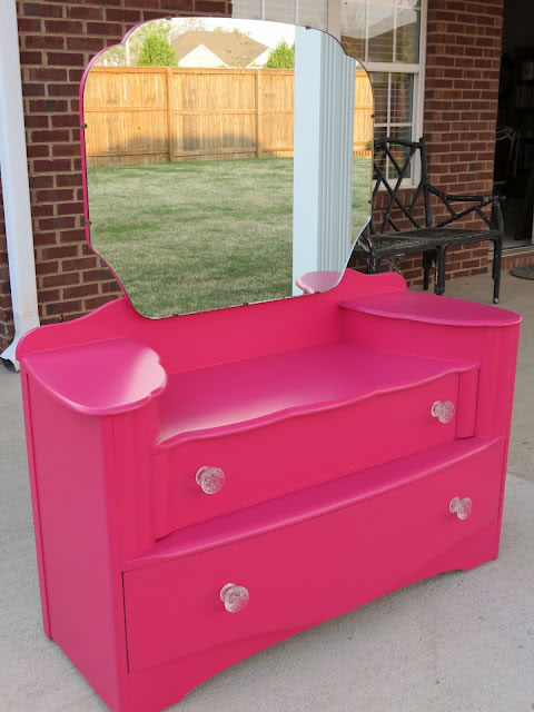 mueble-fucsia-reciclado 1