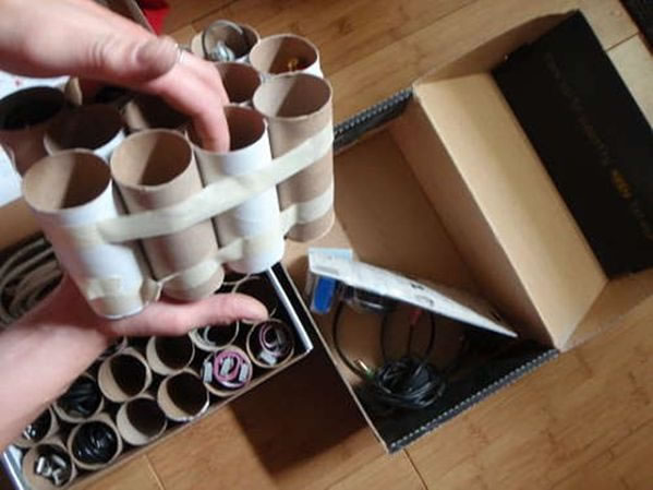 organizar cables con tubos de papel higienico 2 organizador de cables reciclado 2