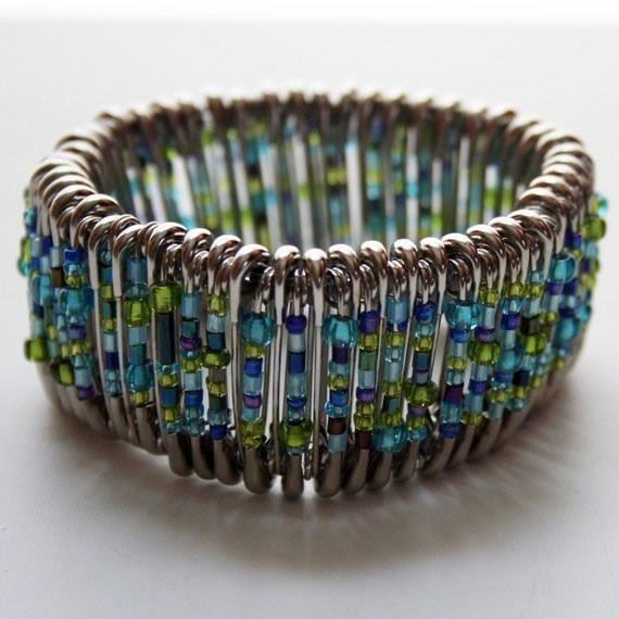 Pulsera realizada con cuentas y ganchos 1