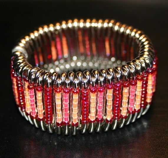 Pulsera realizada con cuentas y ganchos 2