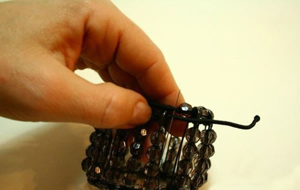 Pulsera realizada con cuentas y ganchos 4