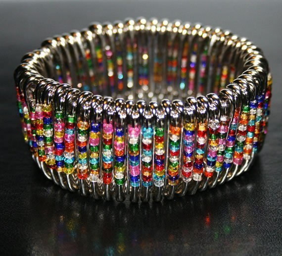 Pulsera realizada con cuentas y ganchos 8