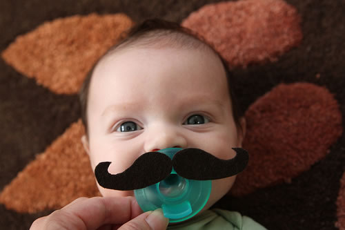 chupetes de bebé con bigotes de fieltro 1