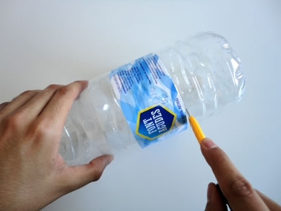 movil-con-fieltro-y-una-botella-plastica-1 Móvil con fieltro y una botella 1