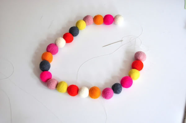 Collar y pulsera con bolitas de colores 5