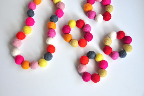 Collar y pulsera con bolitas de colores 7